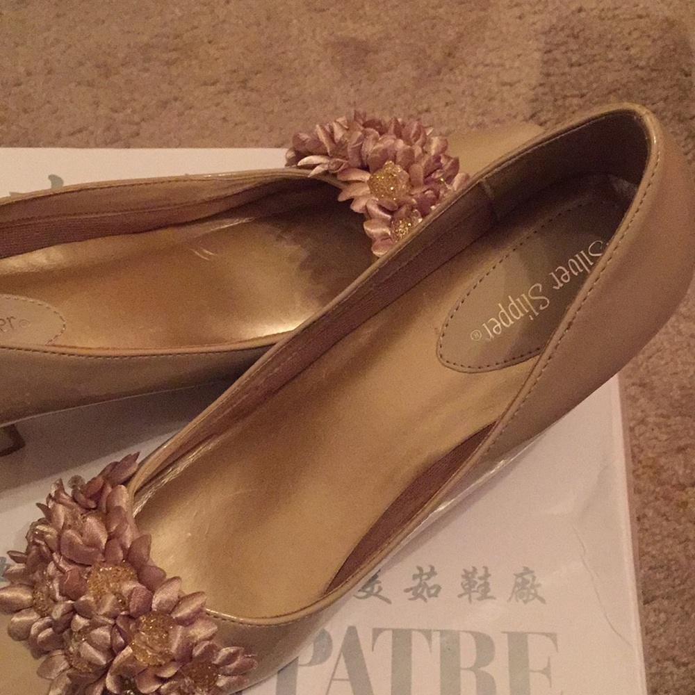 Gold small heel pumps